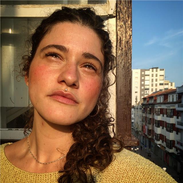 Soy una chica súper dinamica que se adapta a cualquier tipo de necesidad, ritmo o nivel. 
sobre todo enfocado al ensamblado, a la maquetación y al entendimiento del proceso