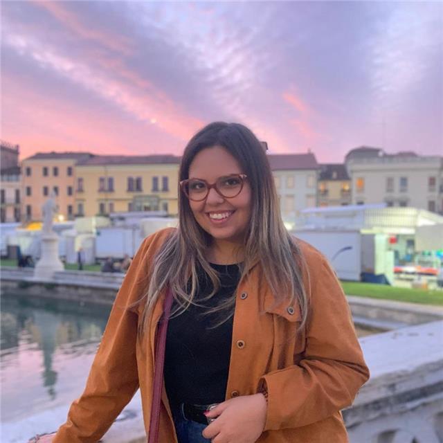 Studentessa di giurisprudenza con diploma maturità classica 100/100