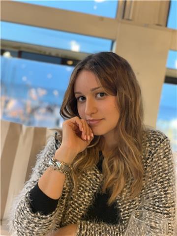 Ragazza offre aiuto in tutte le materie a ragazzini delle scuole medie