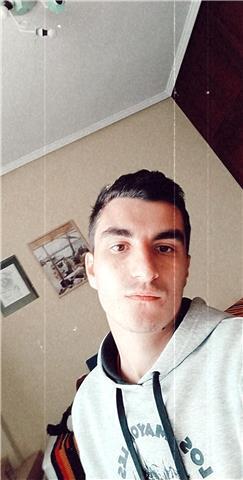 Soy un estudiante dispuesto a dar clases de refuerzo de idiomas como de historia o geografía, tanto online como presencial