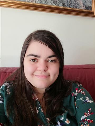 Giovane ragazza offre lezioni di italiano per stranieri