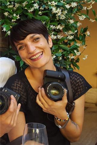 Fotografa Professionista con un master in Fotografia presso lo Ied di Roma specializzata in reportage ma con competenze in architettura d'interni, e-commerce e eventi aziendali, impartisce lezioni di fotografia base e avanzata modulando le lezioni in base