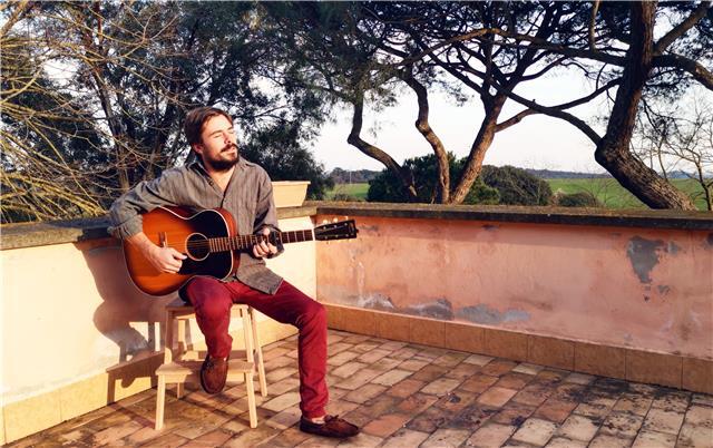 Insegnante di musica offre lezioni private di chitarra, mandolino, violino e canto. per tutti livelli e età, con opzione in inglese su richiesta