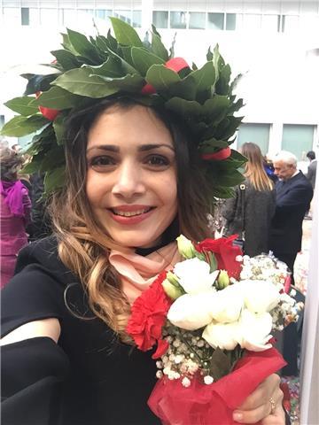 Biologa e docente di scienze naturali impartisce lezioni di chimica/biologia per liceali ed universitari