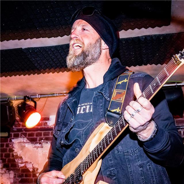 Guitarrista profesional con amplia experiencia da clases de guitarra eléctrica en granada