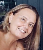 Farmacéutica con experiencia también en biología , física, química y geología. eso