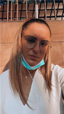 Estudiante de administración i dirección de esmpresas da clases de matemáticas a cualquier alumno