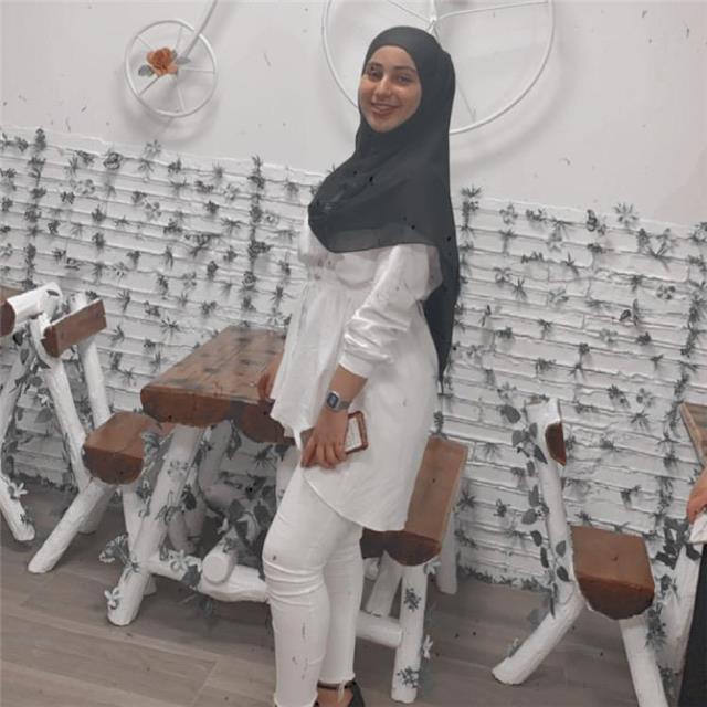 Doy clases de refuerzo a niños extranjeros de primaria de todas las materias, especialmente la lengua que es lo que más les cuesta. 

soy una persona cariñosa, que tiene mucha paciencia y le gusta que tenga a su entorno a niños