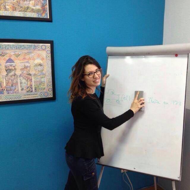 Soy profesora de español con Máster en ELE (español lengua extranjera) y examinadora DELE y SIELE