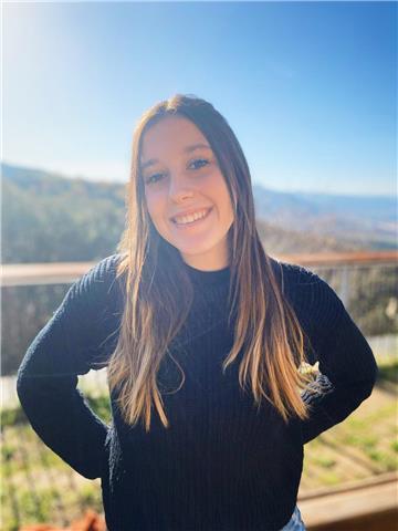 Profesora de inglés con nivel muy avanzado, casi nativo. ofrezco clases de conversación en ingles. puedo dar clases a persones de todas las edades