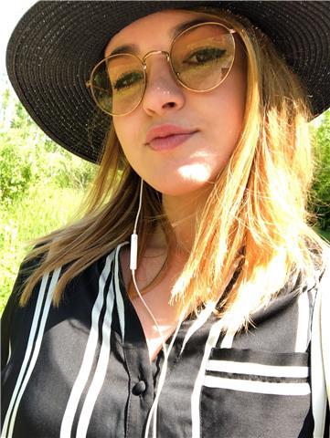 ragazza universitaria impartisce ripetizini di inglese