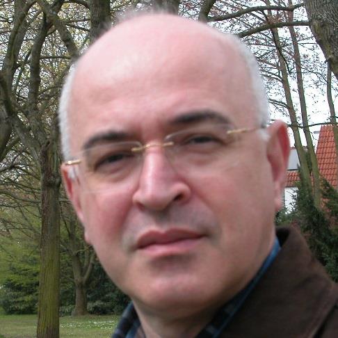 Profesional de informática con 35 años de experiencia, especialmente en redes. para quien necesite conocer lo básico o conocimientos más complejos. especialmente útil para quien necesite configurar redes en cloud