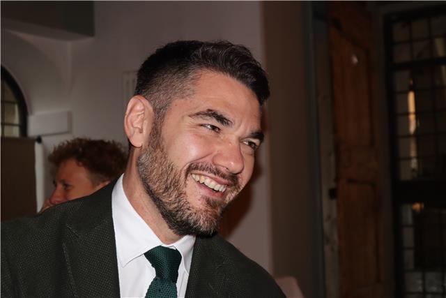 Laureato in scienze politiche e sociali disponibile per lezioni di diritto e storia