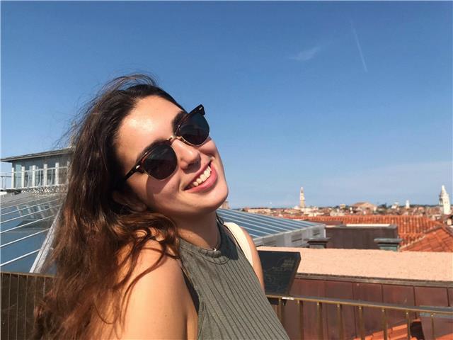 Studentessa di lingue con esperienza anno all'estero in Inghilterra