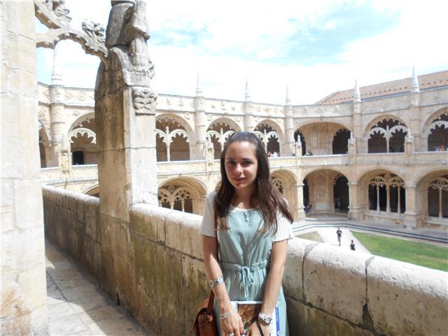 Profesora de geografía e historia, doy clases de historia, lengua, inglés, latín y griego para eso, bach y la preparación de evau