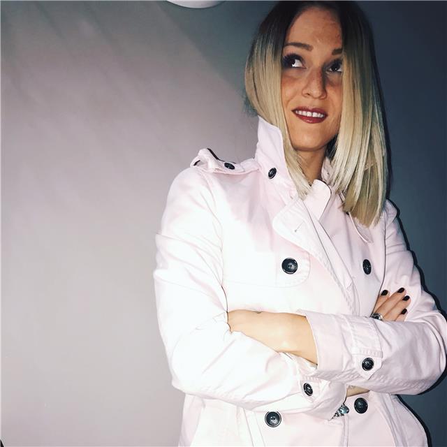 Fashion Designer e Stylist laureata all'Accademia d'Arte di Milano, propone lezioni di qualsiasi disciplina inerente la MODA e il COSTUME a Torino. Disponibile anche per videolezioni in tutta Italia