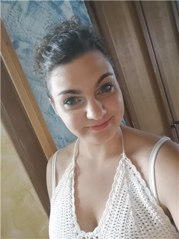 Sono una ragazza universitaria di lingue, che ha un buon livello di inglese sia parlato che scritto.Oltre all'inglese, conosco bene lo spagnolo in quanto ho un diploma o disponibile per qualsiasi materia umanistica e anche matematica