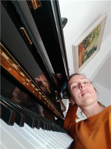 Profesora De Piano classico con 9 anos de experiencia. Inicia tus classes y empieza a tocar!