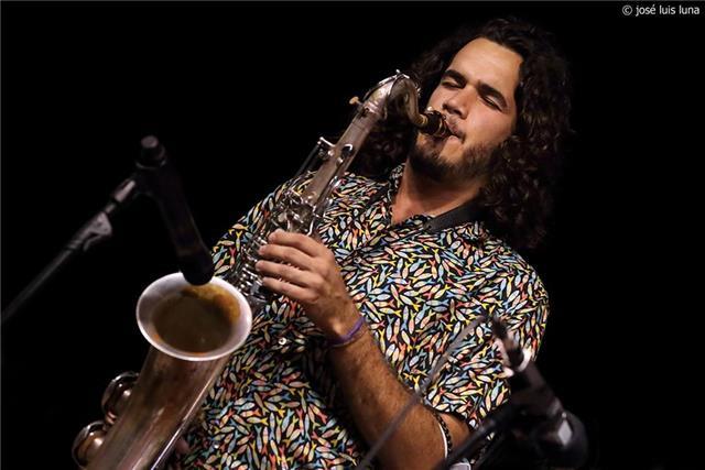 Soy músico apasionado, me encanta enseñar-la y transmitir mi pasión por ella. busco dar clase a toda persona que tenga interés y ganas de aprender