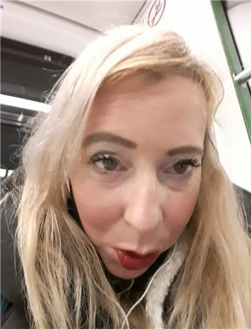 Laureata in storia dell'arte impartisce lezioni di storia dell'arte e storia del cinema e fornisce aiuto a stilare tesi di laurea