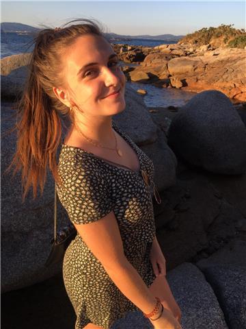 Estudiante de terapeuta ocupacional, dispuesta a dar clases de matemáticas, inglés, biología o lengua, sobre todo a niños o niñas de primaria o la eso