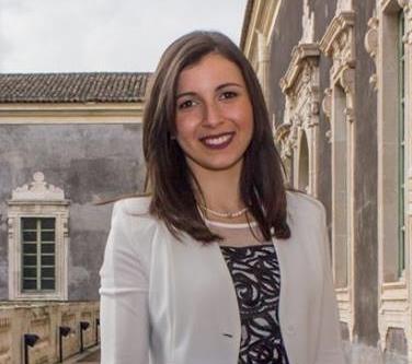 Insegnante di discipline letterarie e latino impartisce lezioni di latino, italiano, storia e geografia