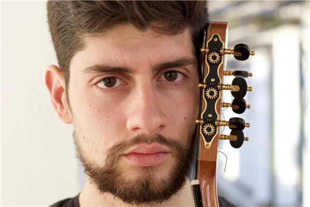 Chitarrista professionista e titolato impartisce lezioni di chitarra classica e moderna, da livello principiante ad avanzato
