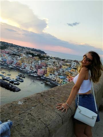 Insegnante di matematica e scienze impartisce lezioni di recupero e/o potenziamento ad allievi di scuole medie