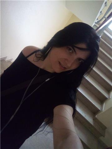 ragazza laureata impartisce lezioni di inglese on line