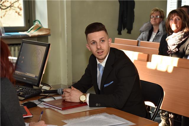 Ragazzo laureato in lingue e con un master in hotellerie offre lezioni di lingua inglese, francese, spagnolo