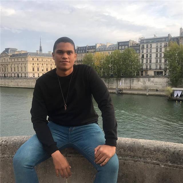 Professeur d'espagnol natif, donne des cours de soutiens scolaire et de développement des capacités orales et écrites pour adultes