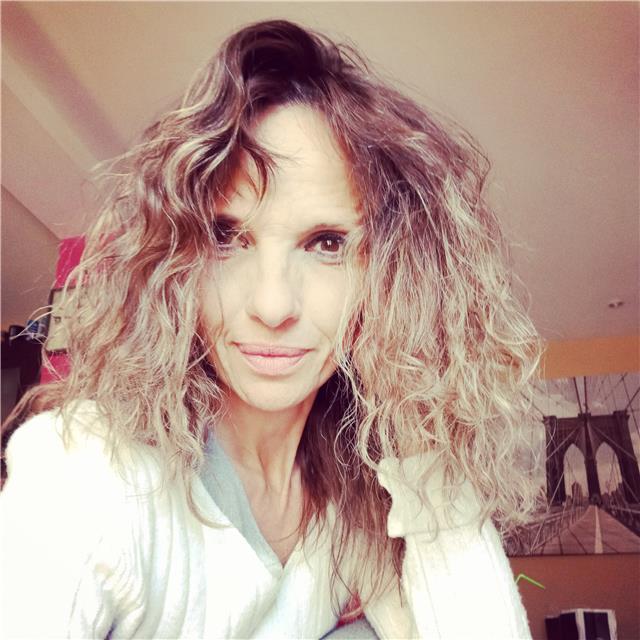 Psicóloga de residencia imparte estimulación cognitiva