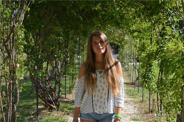 Studentessa universitaria diplomata al liceo scientifico si propone per lezioni private e aiuto compiti
