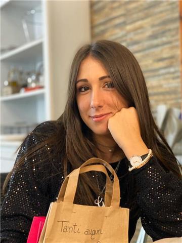 Studentessa secondo chimica e tecnologie farmaceutiche