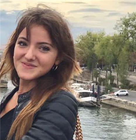 studentessa universitaria di lingue e letterature straniere offre ripetizioni a ragazzi delle scuole medie e superiori