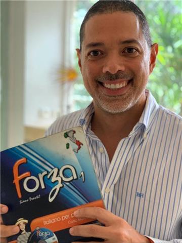 Profesor de italiano, autor y distribuidor del método forza. 
el libro forza es un manual para aprender italiano nivel a1-a2 y b1-b2