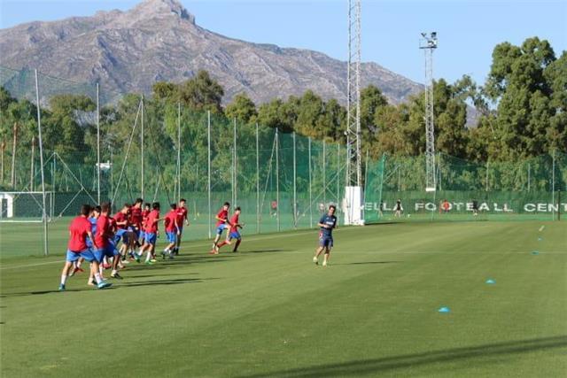 Doy clases de futbol , horarios flexible, tengo material deportivo para realizar ejercicios necesarios para la mejora de la tecnica