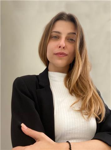 Sono una traduttrice freelance, le mie lingue principali sono inglese e spagnolo. Per sviluppare al meglio le mie capacità ho vissuto a Londra fino all'età di 9 anni, un breve periodo tra Milano e Roma - dove vivo attualmente - per poi spostarmi per due a