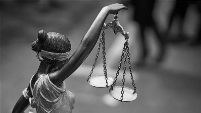 Abogada en ejercicio, da clases de derecho civil, penal, procesal y constitucional