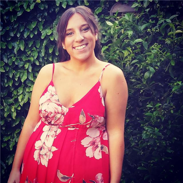 Profesora de inglés y traductora jurada, vivo en salamanca. con experiencia trabajando con niños, jóvenes y adultos