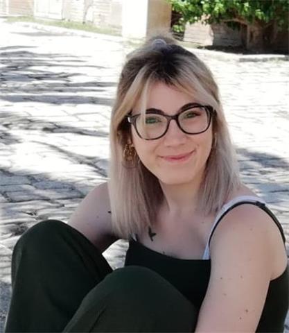 Estudiante de humanidades da clases de historia, lengua y literatura a niveles de primaria, eso y bachillerato en sevilla