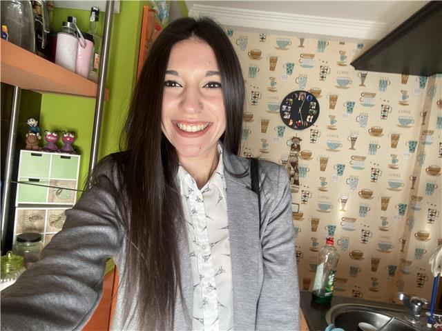 Profesora formada dentro de las ciencias sociales e inglés. adaptación a todos los niveles, desde infantil hasta adultos