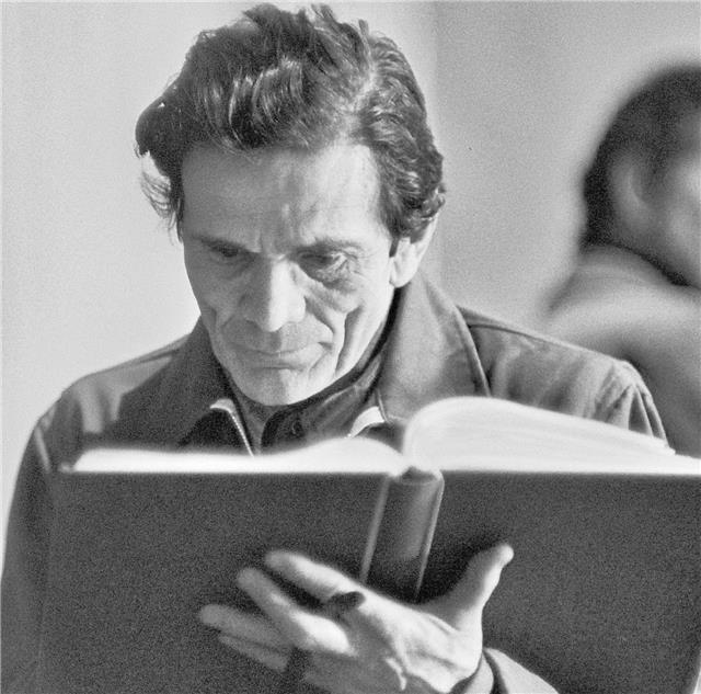 Laureato magistrale in Italiano e Storia. Con quattro anni di esperienza nella scuola pubblica (elementari, medie e superiori)
