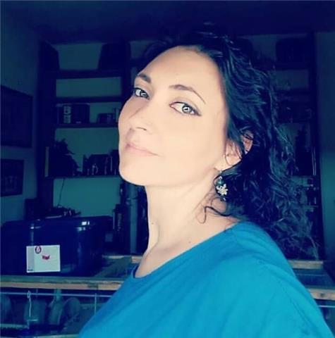 Laureata in Belle Arti, ma con studi approfonditi in varie materie