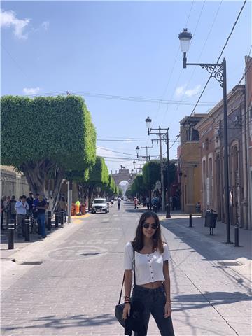 Chica de 25 años se ofrece a dar clases de inglés a niños y adolescentes. estudie 1ro de bachillerato en eeuu