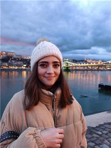 Profesora de inglés y francés con nivel alto en ambos idiomas. Estudiante universitaria