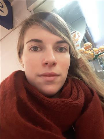 Diplomata al liceo linguistico con ottimi voti cerca alunni di elementari/medie a cui dar lezioni il sabato