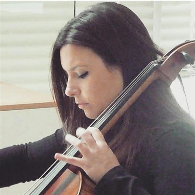 Profesora titulada por el conservatorio superior de sevilla en la especialidad de violonchelo y con experiencia docente tanto en conservatorio como en