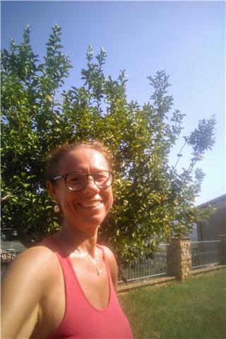 Cantante professionista, diplomata in conservatorio, impartisce lezioni private di canto, pianoforte, teoria musicale e solfeggio