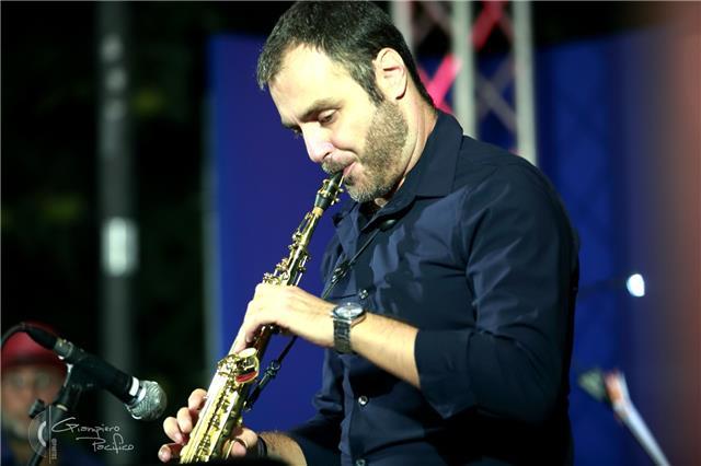 Musicista professionista nel settore, impartisce lezioni di saxofono classico e moderno a tutti i livelli. Preparazione esami al Conservatorio